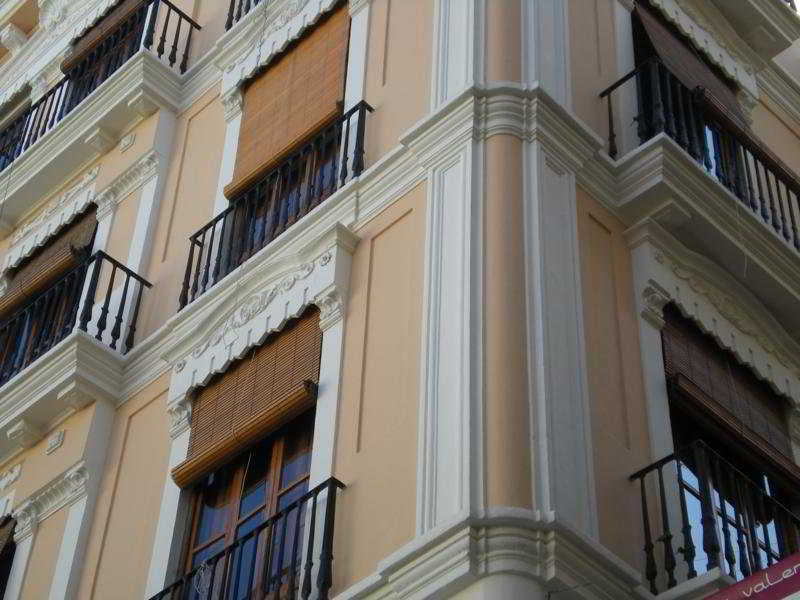 Living Valencia Apartments - Merced المظهر الخارجي الصورة