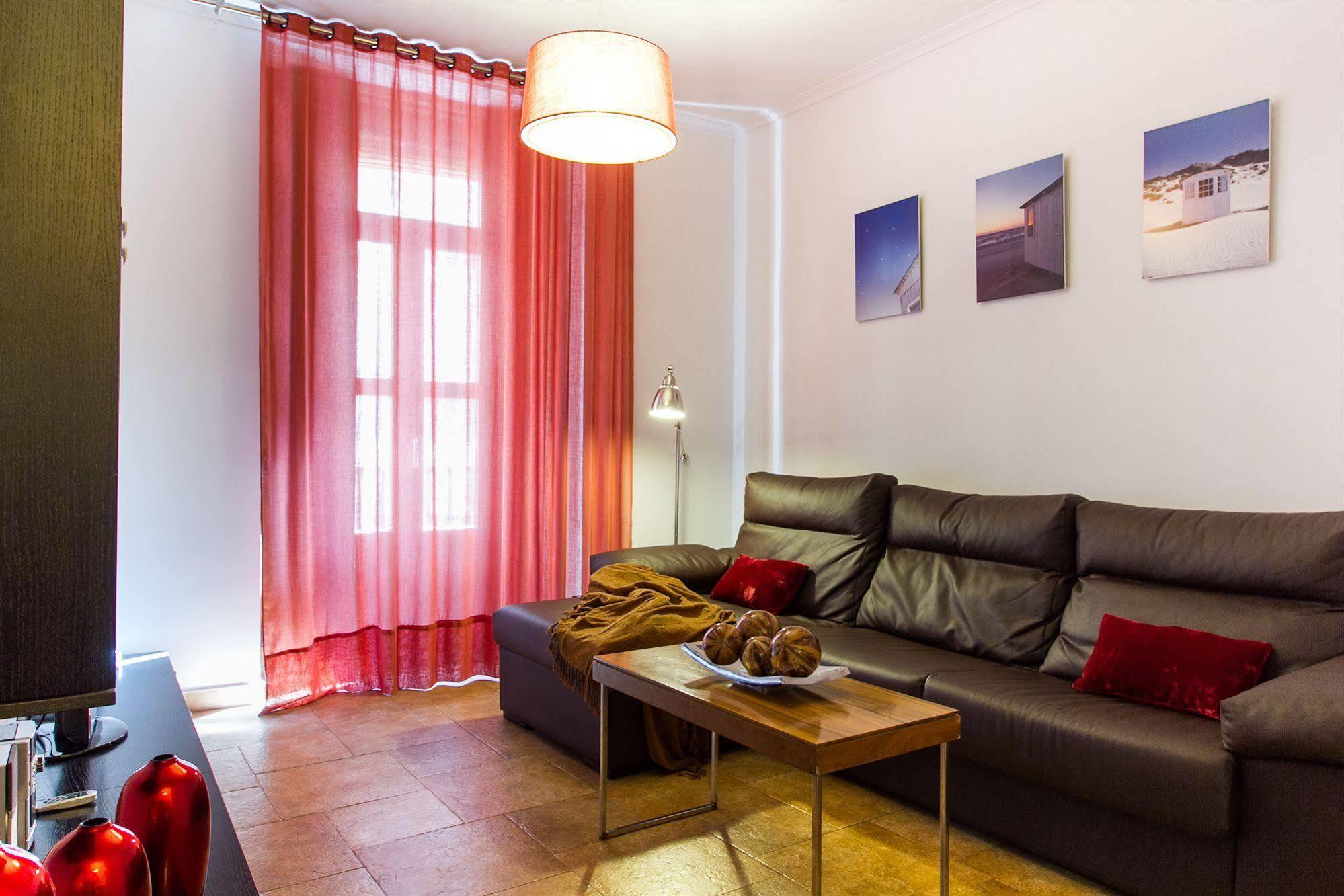 Living Valencia Apartments - Merced المظهر الخارجي الصورة