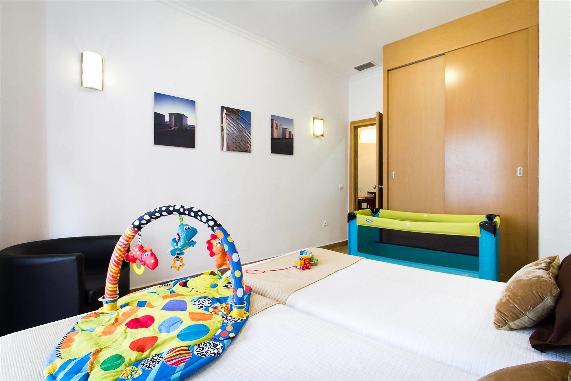 Living Valencia Apartments - Merced المظهر الخارجي الصورة