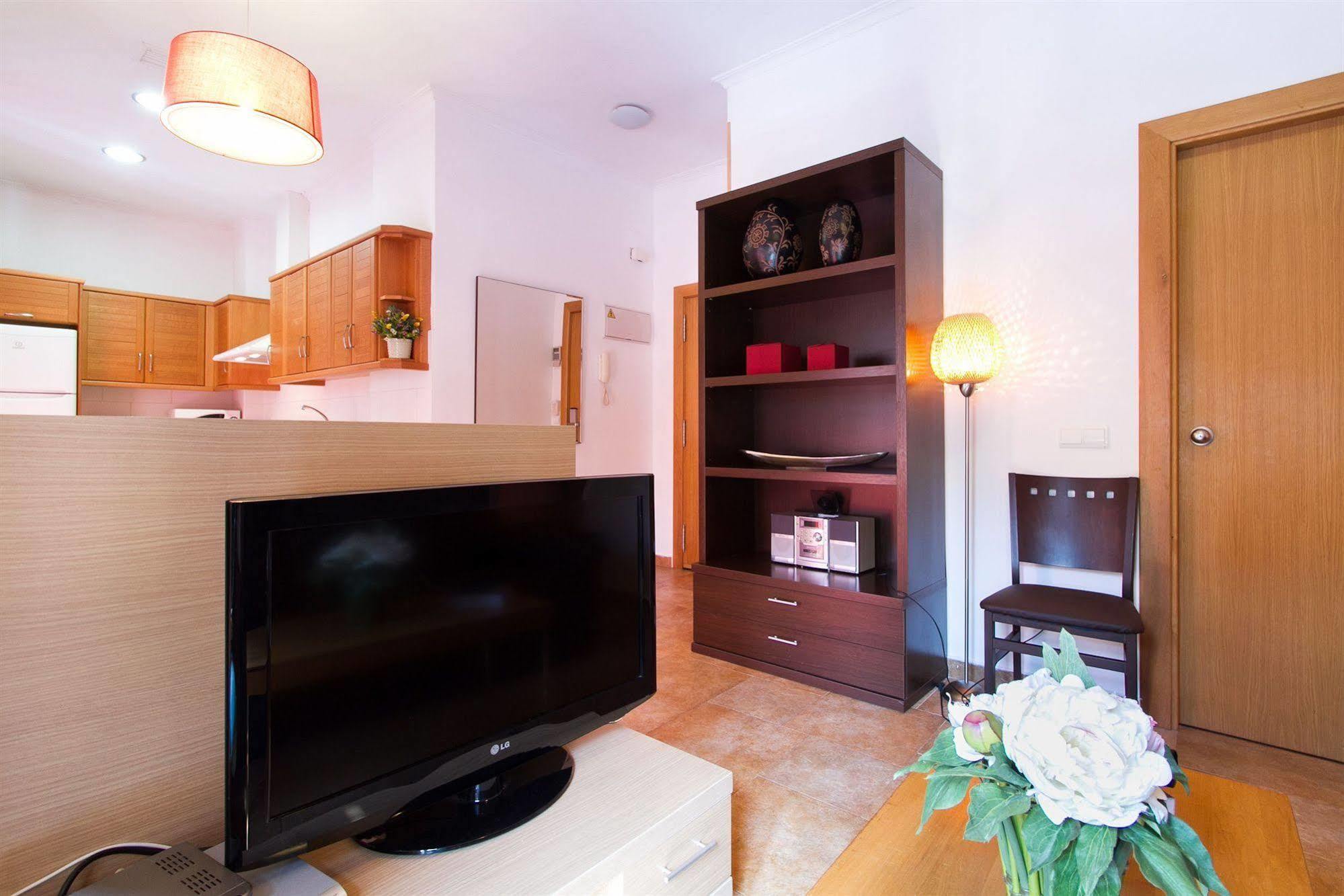 Living Valencia Apartments - Merced المظهر الخارجي الصورة