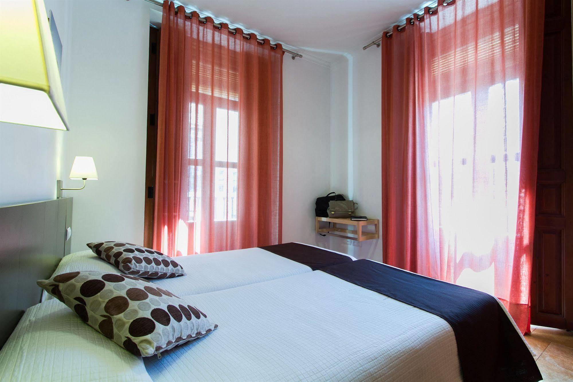Living Valencia Apartments - Merced المظهر الخارجي الصورة