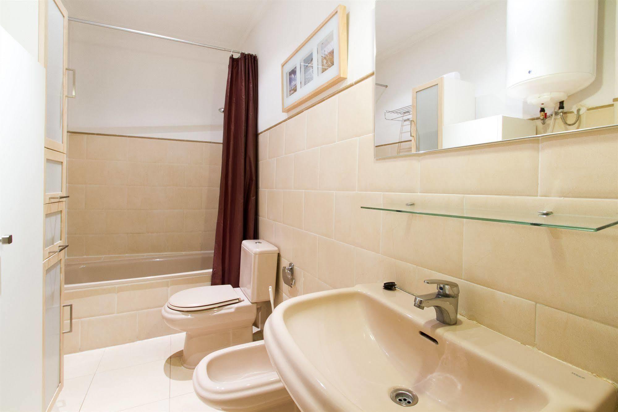 Living Valencia Apartments - Merced المظهر الخارجي الصورة